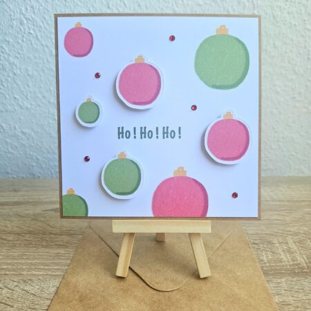 Carte de Noël artisanale Ho ! Ho ! Ho ! avec boules de Noël rouges et vertes en relief, créée par Cartes d’émoi