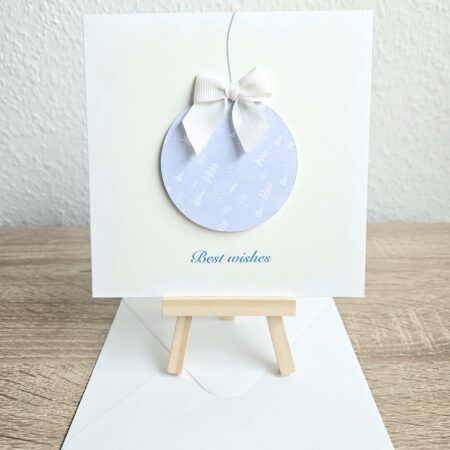 Carte de voeux artisanale "Best wishes" avec boule de Noël et ruban blanc – création Cartes d'émoi