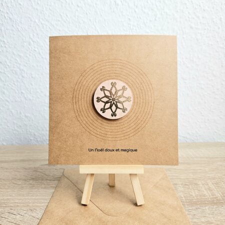 Carte de Noël artisanale en papier kraft avec flocon doré et texte "Un Noël doux et magique", création Cartes d’émoi