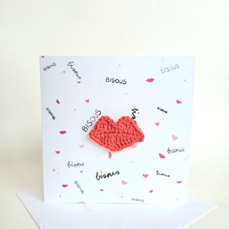Carte artisanale avec motifs bisous et coeurs, lèvres rouges éclatantes crochetées à la main aimantées et détachables.