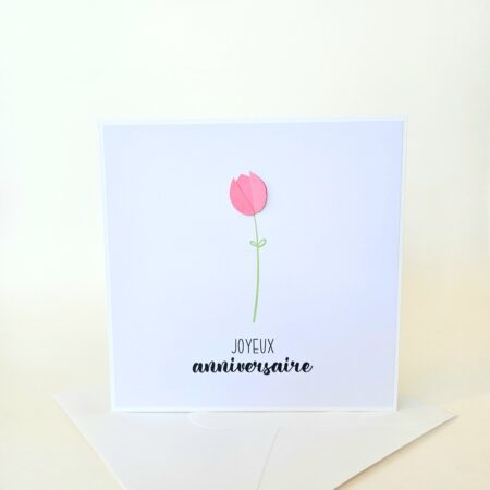 Carte d’anniversaire minimaliste avec tulipe rose en papier en relief et message "Joyeux anniversaire".