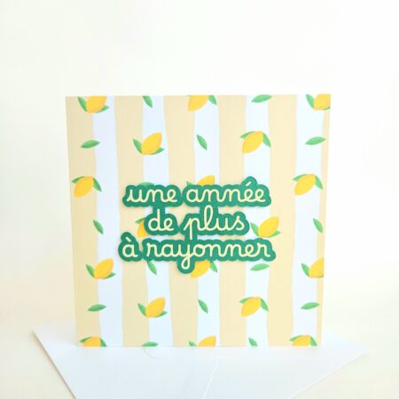 Carte d’anniversaire avec motif citrons jaunes et le message "une année de plus à rayonner".