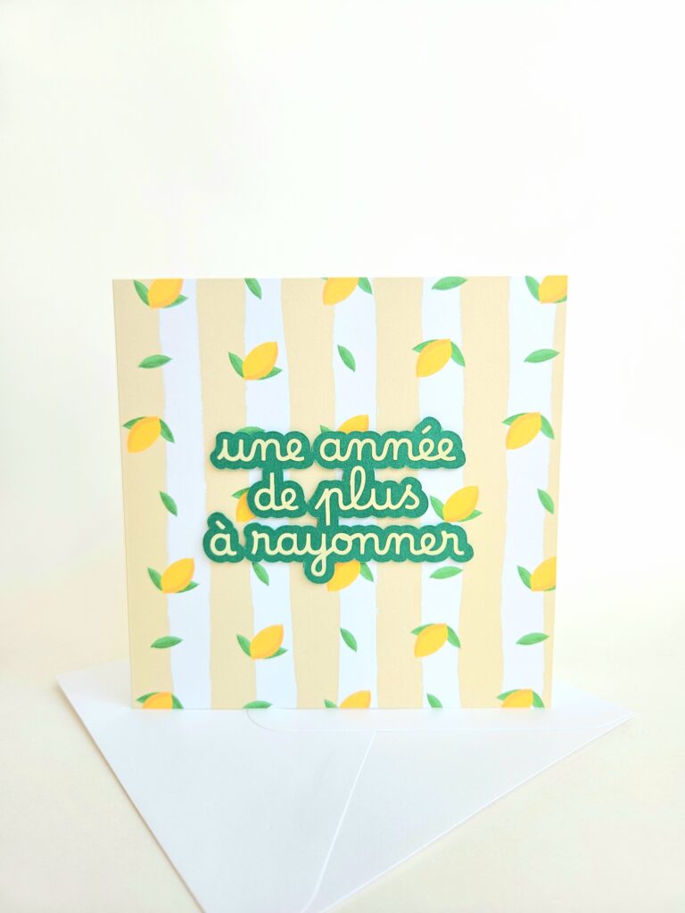 Carte d’anniversaire avec motif citrons jaunes et le message "une année de plus à rayonner".