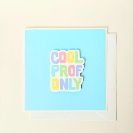Carte de remerciement pour professeur avec message coloré en relief "Cool Prof Only" sur fond bleu pastel.