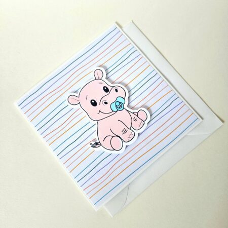 Carte de naissance avec un adorable petit hippopotame tenant une tétine sur un fond rayé pastel.