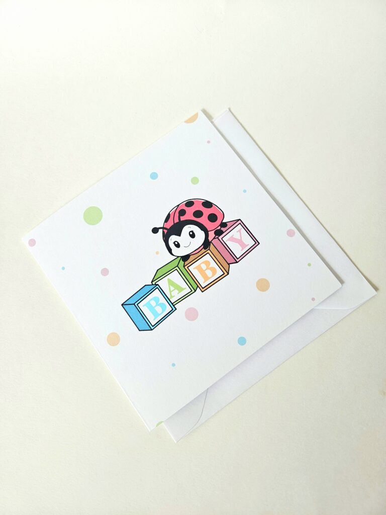 Carte de naissance avec une coccinelle posée sur des cubes colorés formant le mot "Baby", décorée de pois pastel.
