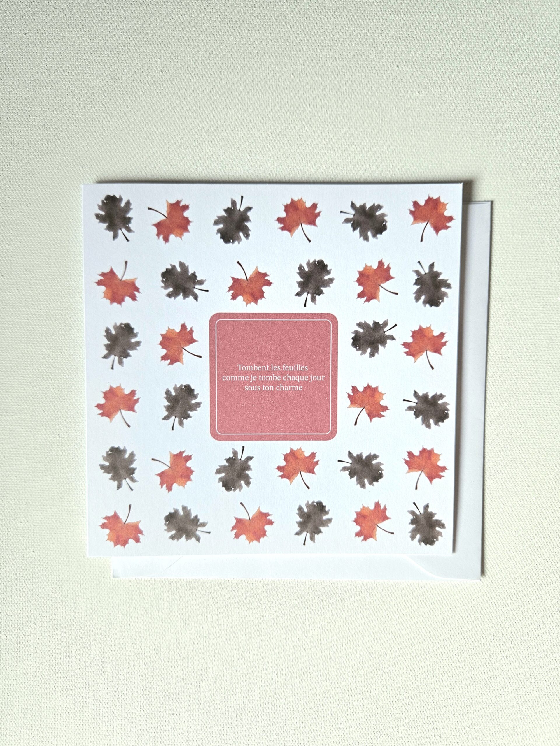 Carte d’automne décorée de feuilles rouges et brunes avec un message d'amour au centre