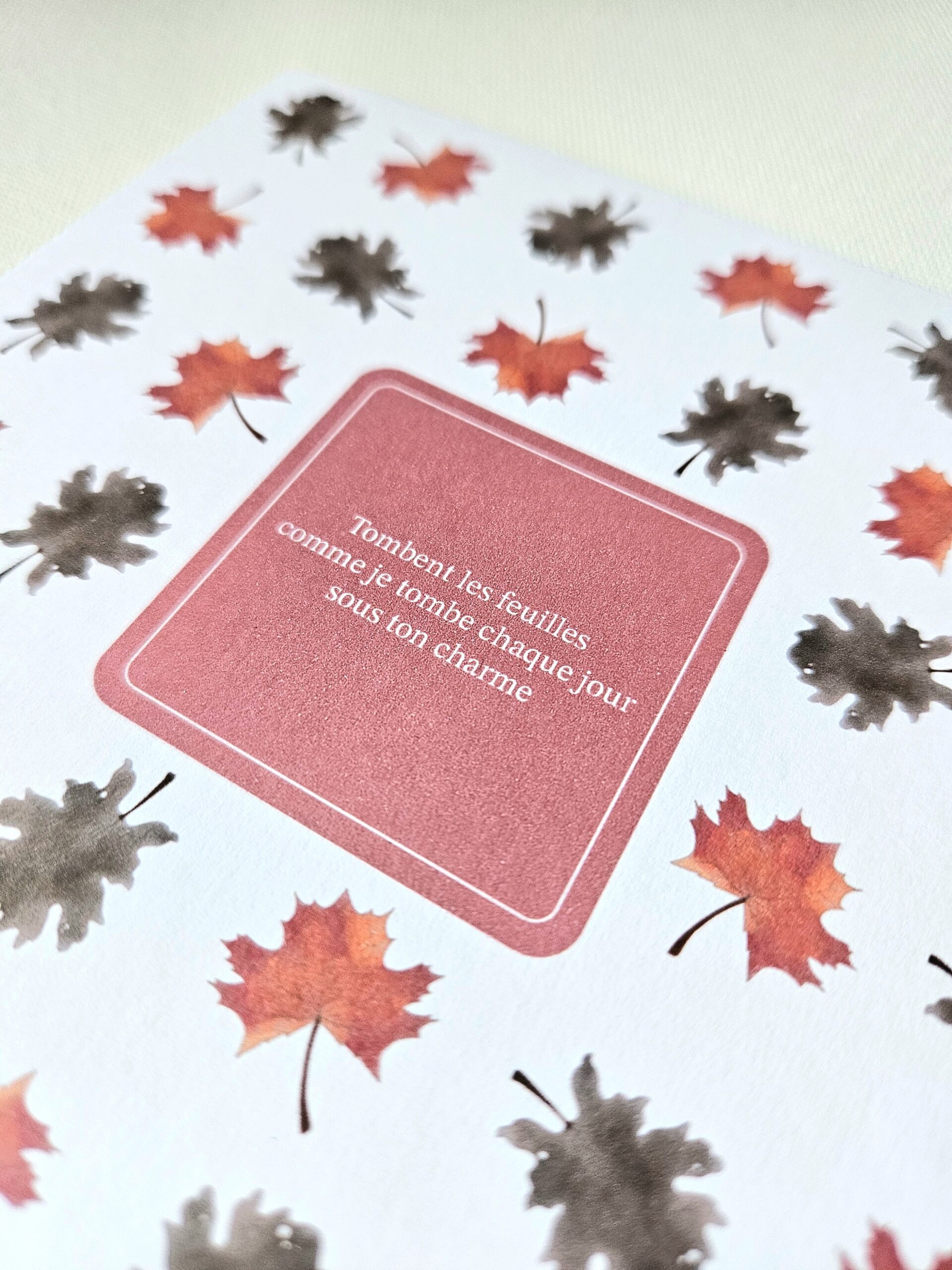 Carte d’automne décorée de feuilles rouges et brunes avec un message d'amour au centre