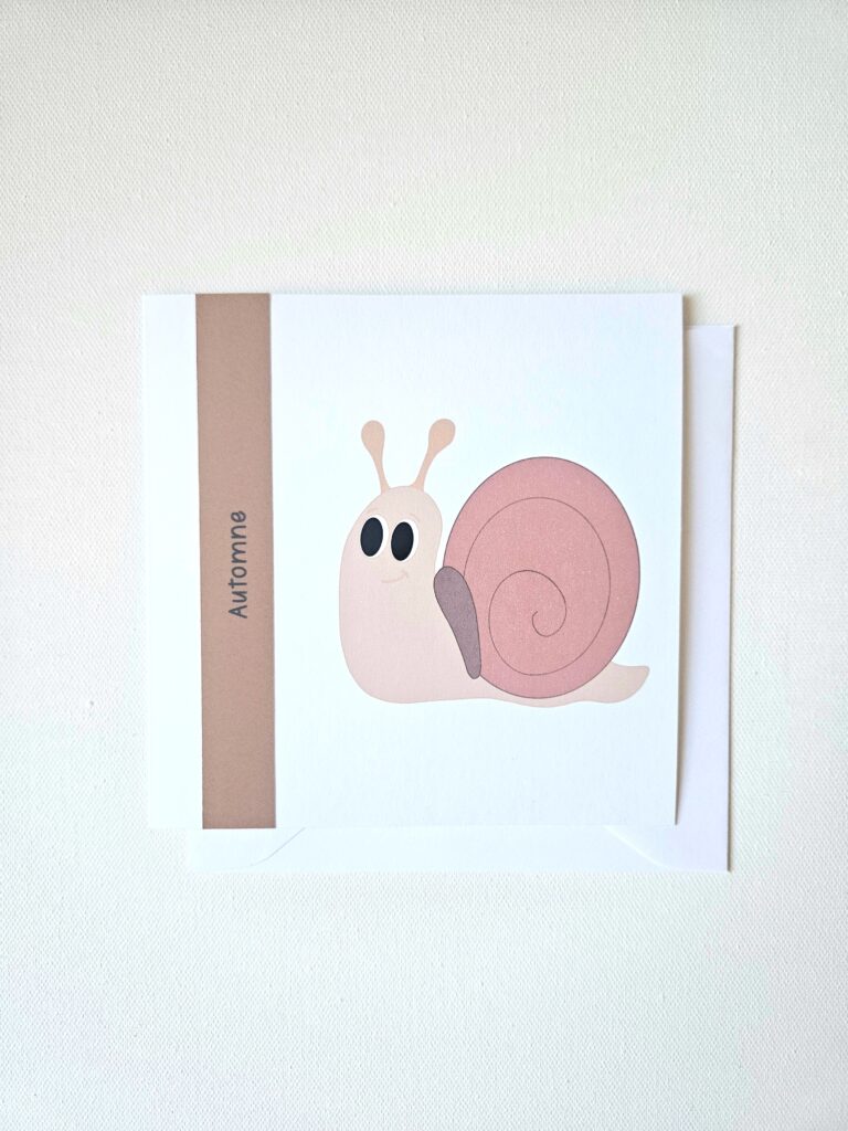 Carte d’automne avec illustration d’un petit escargot aux couleurs douces