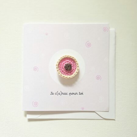 Carte Octobre Rose "Je c(a)rac pour toi" avec un Carac rose en crochet aimanté