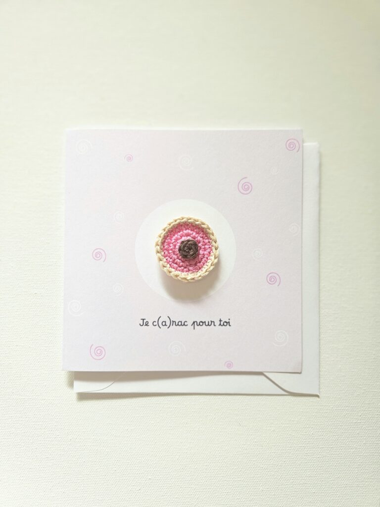 Carte Octobre Rose "Je c(a)rac pour toi" avec un Carac rose en crochet aimanté